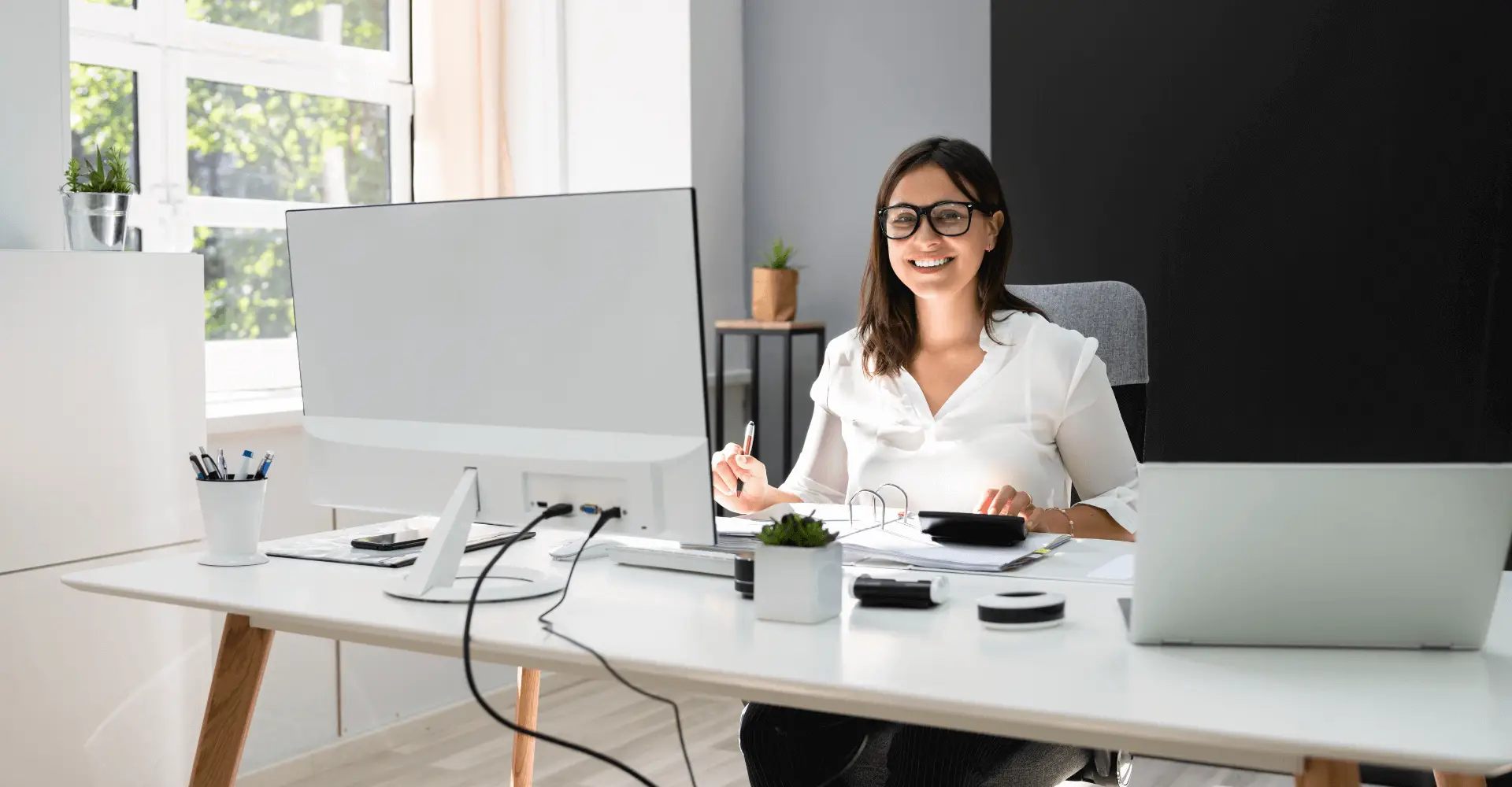 Persoană lucrând la birou într-un spațiu modern